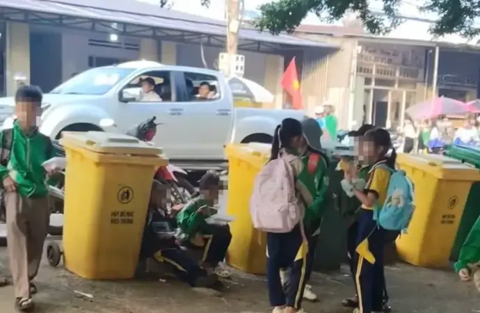 Khi một nội quy vô tình đẩy học sinh ra ngoài cổng trường